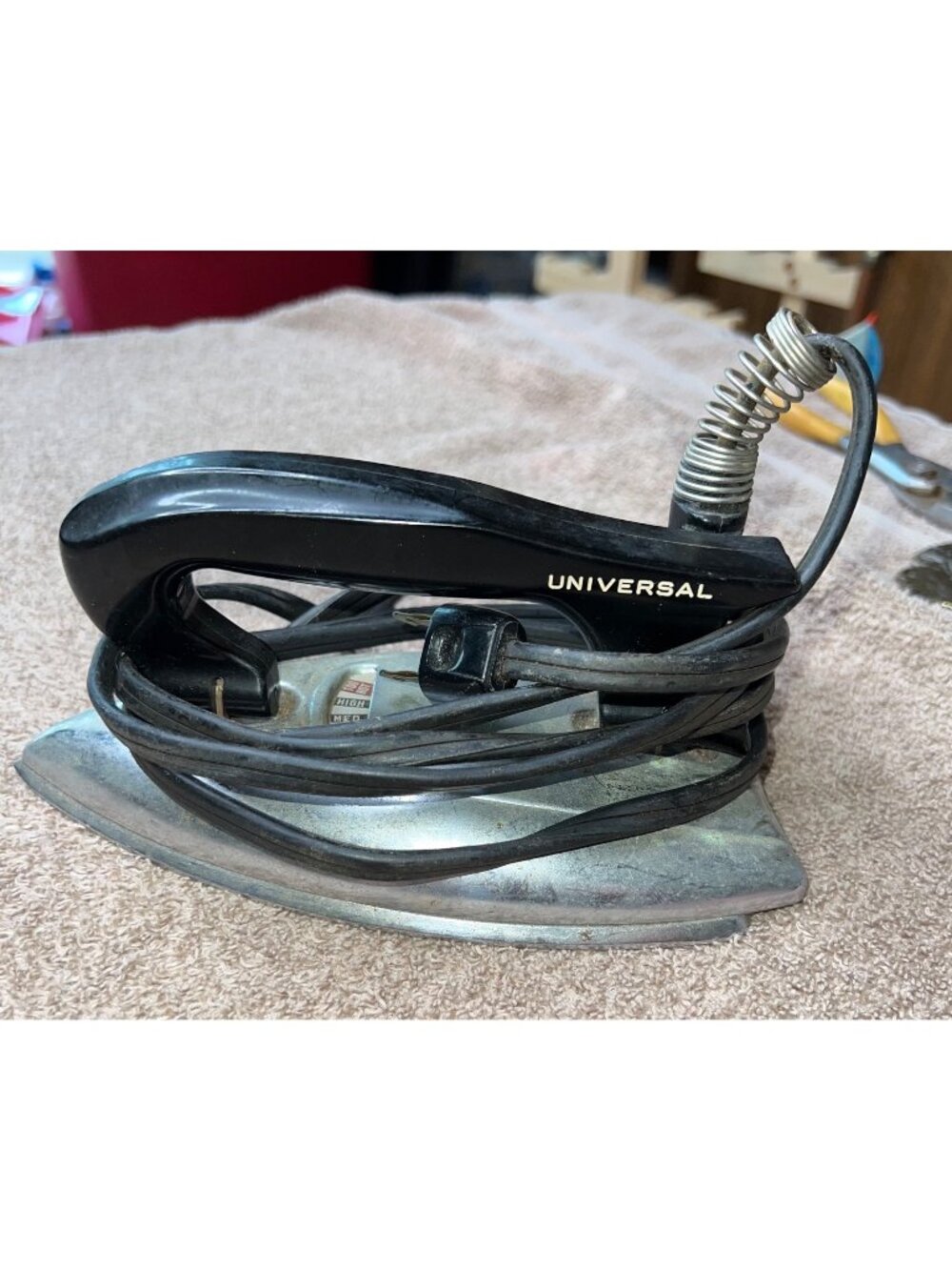 Vintage Universal Electric Folding Travel Iron 1630 Bakelite Handle WORKS Retro